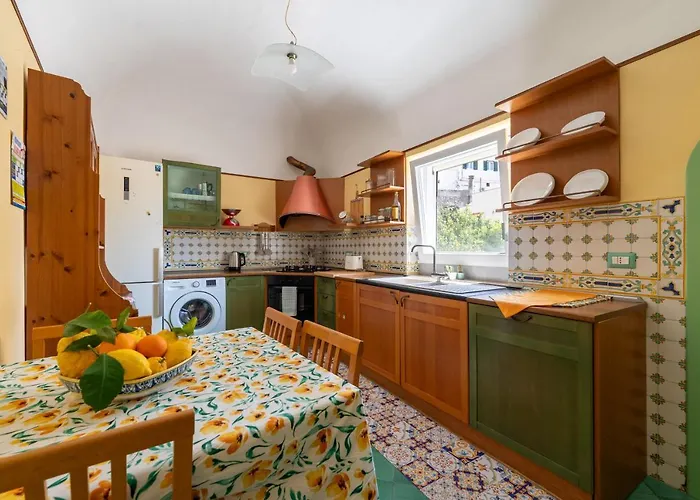 アパート Amalpha Domus 100 Sqm With Ac Wifi And Balcony - 3rd Floor, 50 Steps In The Building